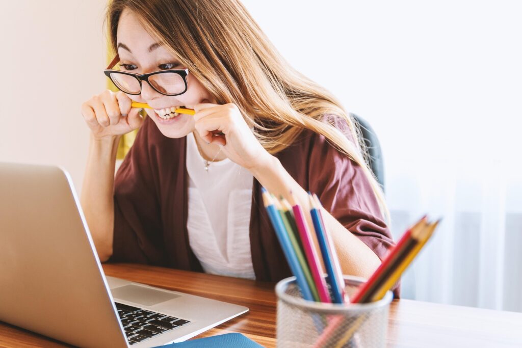 O Poder do Design Estratégico: Como se Tornar uma Designer de Elite e Faturar com a Estética que o Mercado Exige jeshoots com laptop 3087585 1920